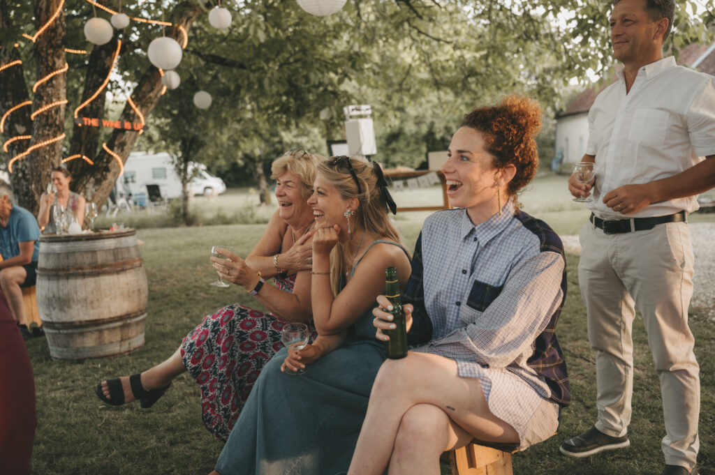 familie en vrienden spreken het bruidspaar toe tijdens pre wedding avond