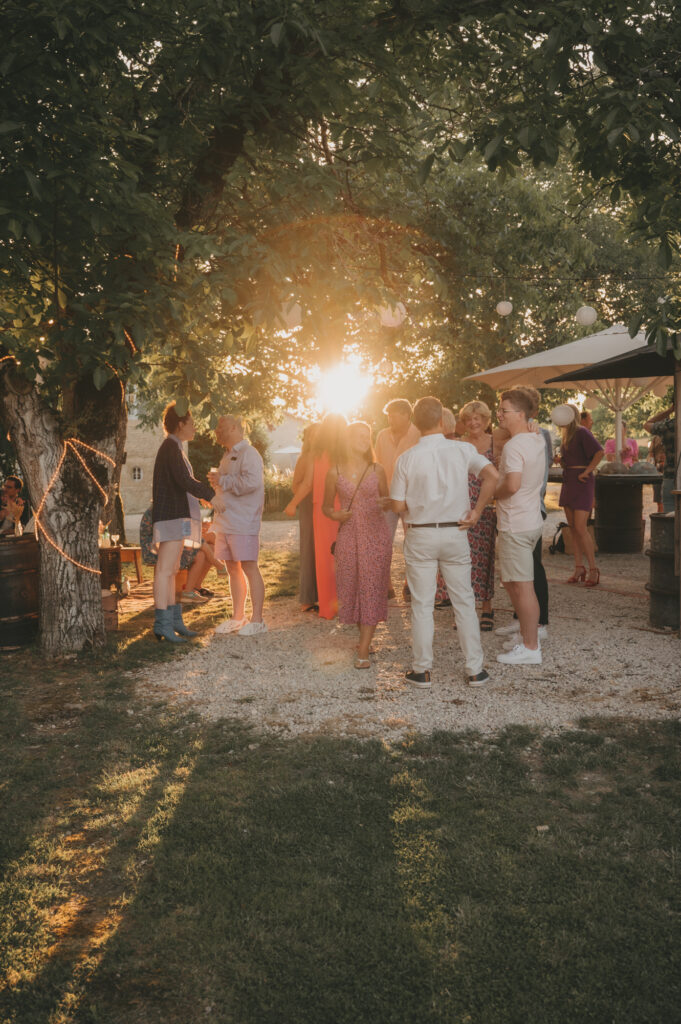 golden hour fotografie bruidspaar met vrienden en familie Frankrijk