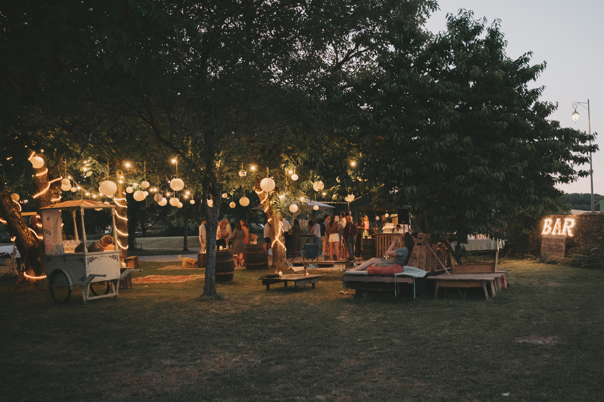 Trouwfotografie met focus op decoratie en romantische setting in de avond