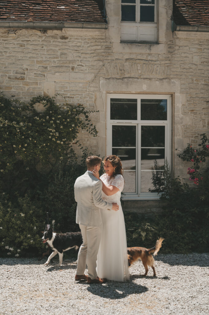 First look moment met honden bij een destination wedding