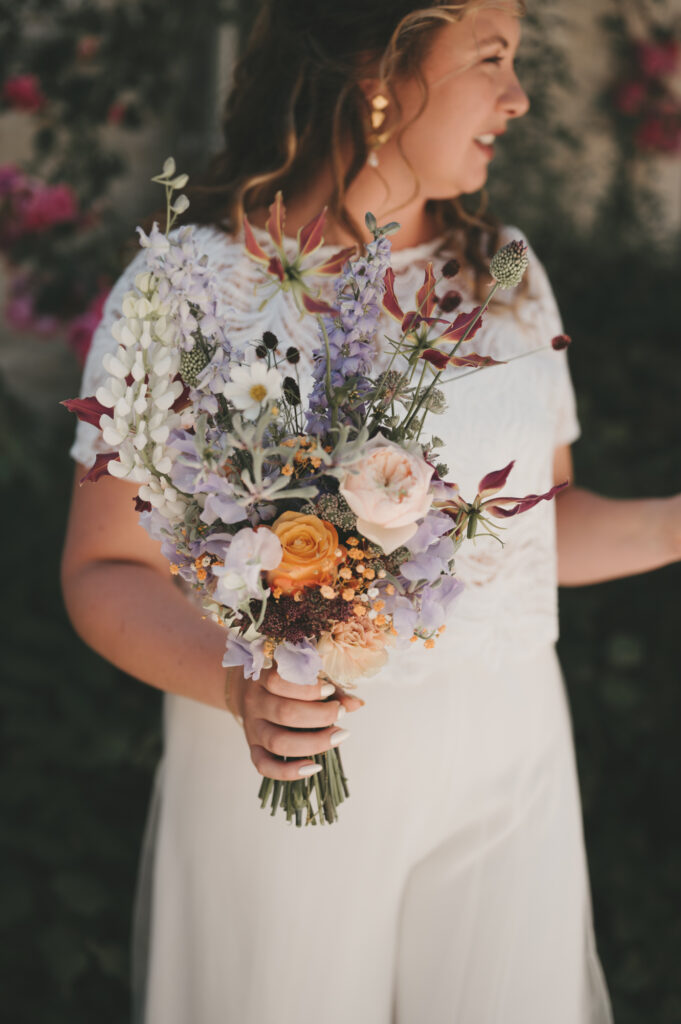 luxe bruidsboeket met kleurrijke bloemen in paarstinten