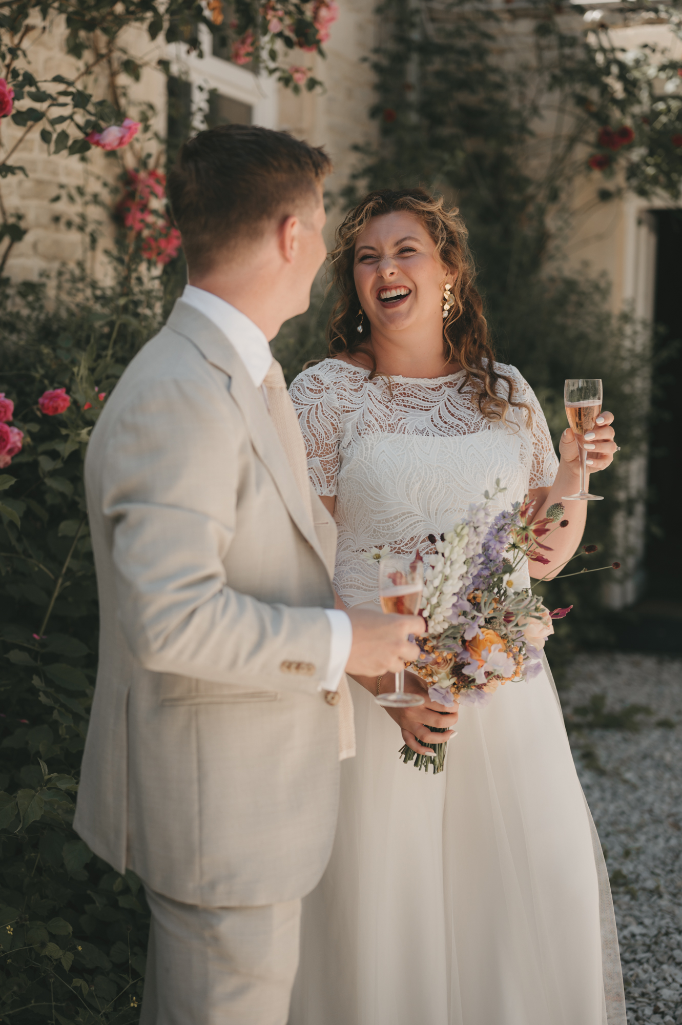 First look moment met champagnefles bij een destination wedding