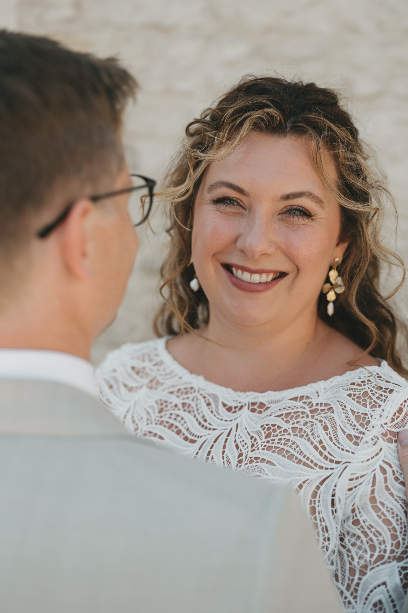 close up van bruid in een romantisch Frans dorp