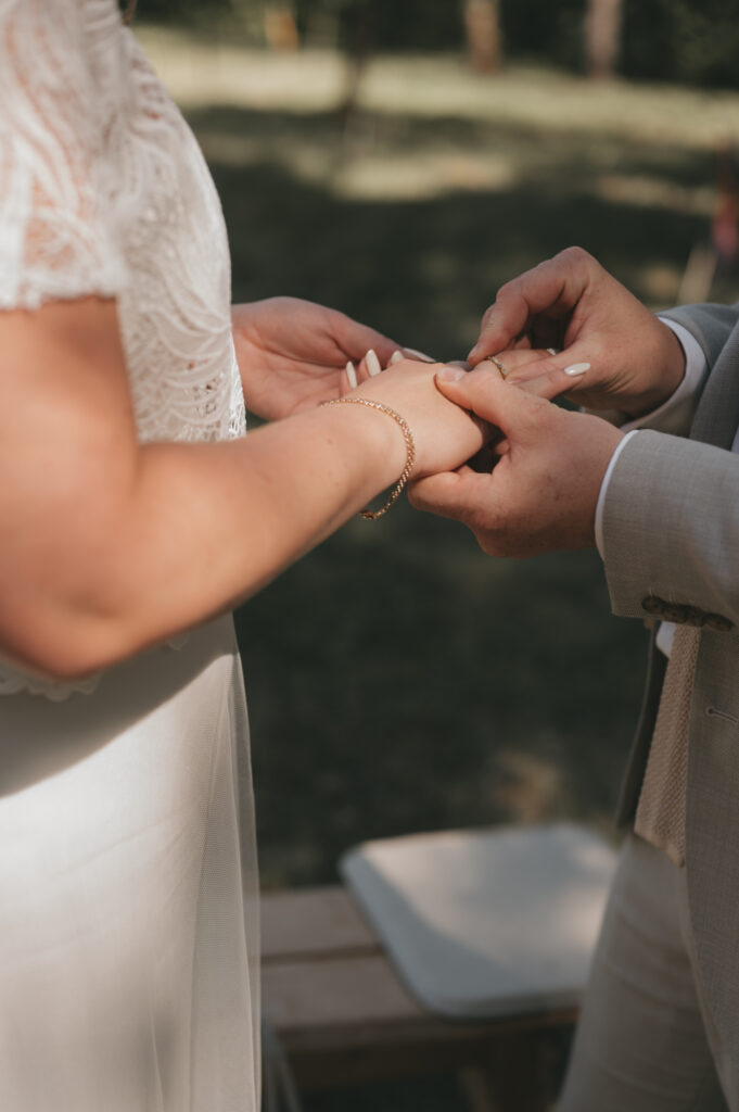 aandoen van de ringen tijdens een intieme en stijlvolle ceremonie