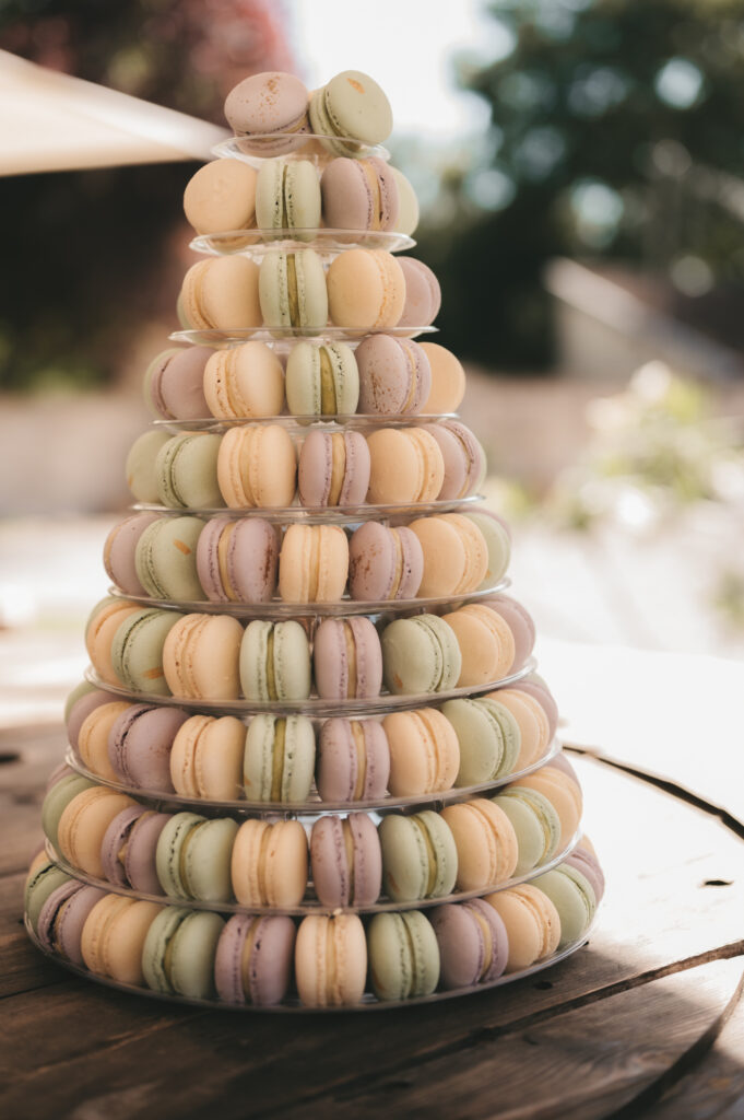 Exclusieve bruiloft in de Champagnestreek met elegante decoraties en macarons