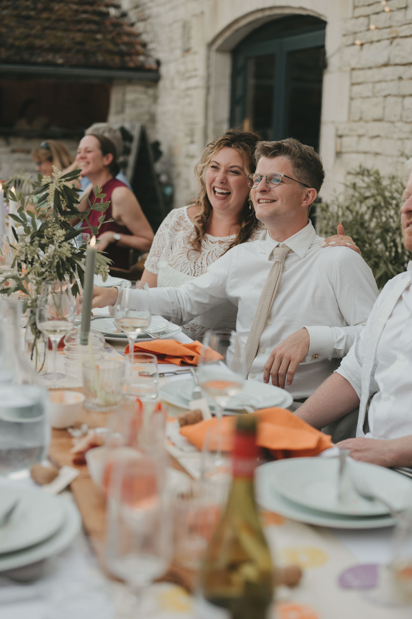 bruidspaard geniet tijdens een bruiloft aan tafel