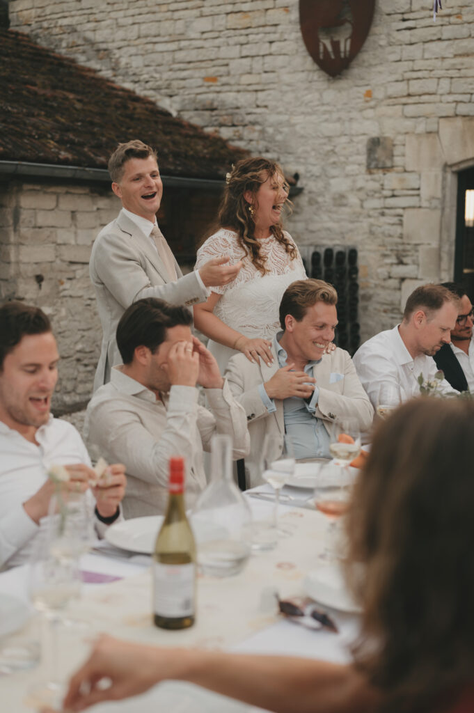 Bruidspaar geniet tijdens diner op hun bruiloft