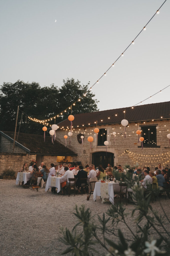 Gezellig diner met vrienden en familie buiten tijdens een destination wedding in Europa