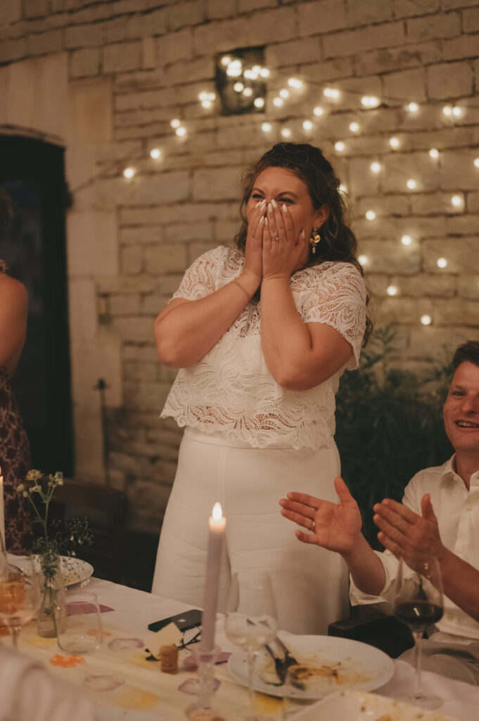 Gezellig diner met vrienden en familie tijdens een Franse bruiloft.