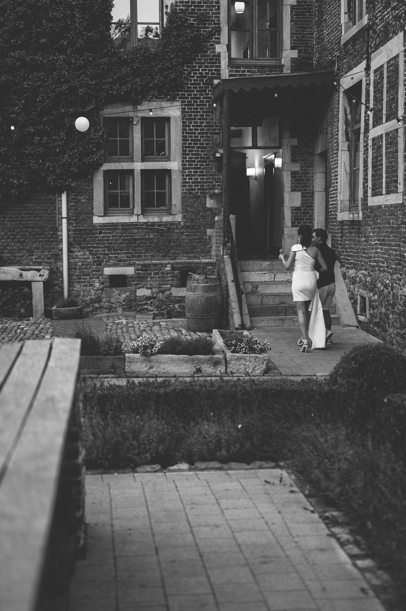 Een romantisch en authentiek moment tijdens een stijlvolle bruiloft. Destination wedding fotografie door TwentyTwelve Photography.