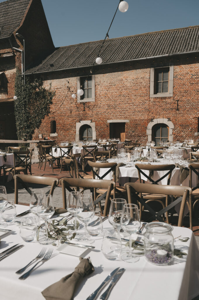 Stijlvol gedekte tafels in een romantische buitenlocatie voor een luxe bruiloftsdiner. Elegant en tijdloos bruiloftsdecor vastgelegd door TwentyTwelve Photography