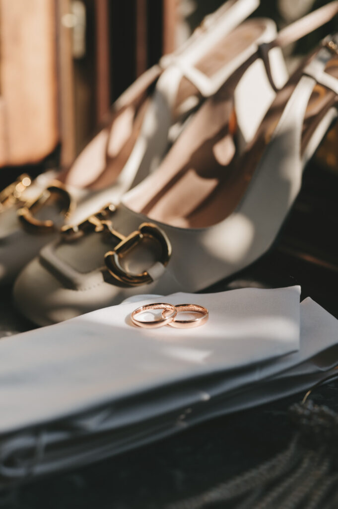 Elegante details van een destination wedding: trouwringen en accessoires gefotografeerd door TwentyTwelve Photography.