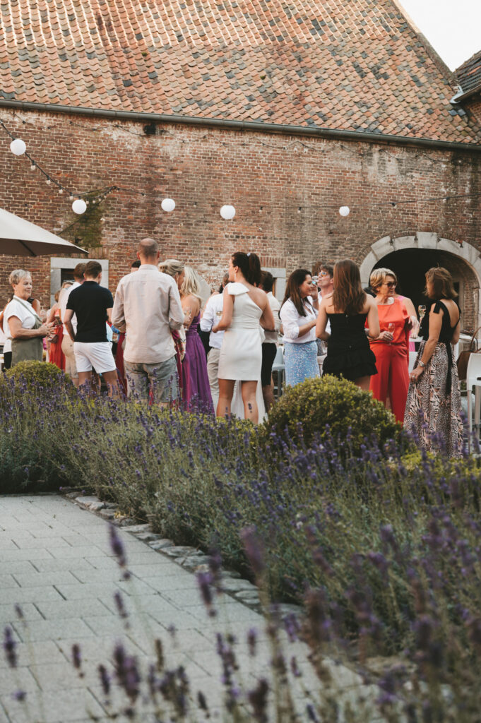 Buitenbruiloft op Goed van Gothem landgoed, bruiloftsgasten in zomerse sfeer. Trouwfotograaf TwentyTwelve Photography legt spontane momenten vast.