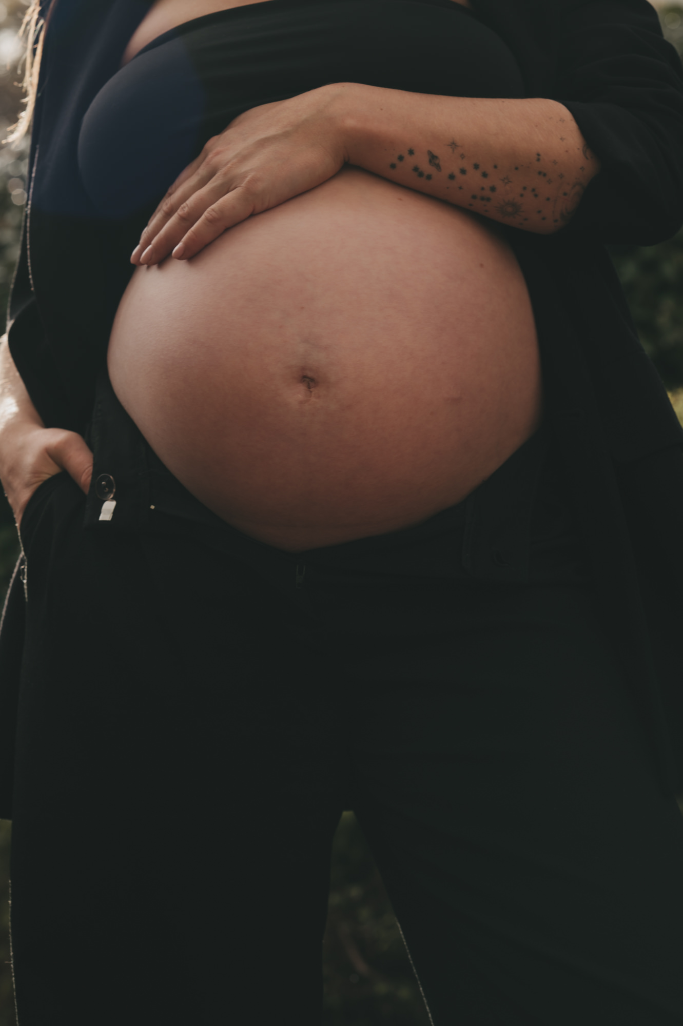 Close-up van een babybuik - Authentieke, krachtige zwangerschapsfoto met warm en natuurlijk licht