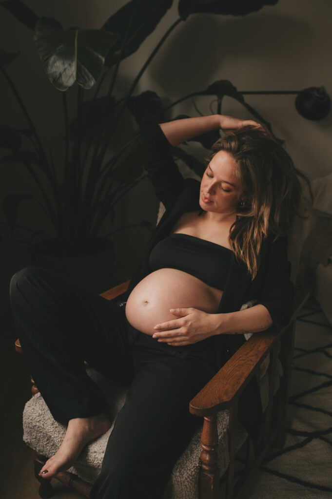 Lifestyle zwangerschapsfotografie - Ontspannen moment in een gezellige woonkamer