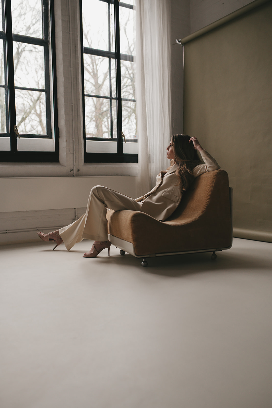 vrouw in fotostudio in Haarlem tijdens personal brandig shoot