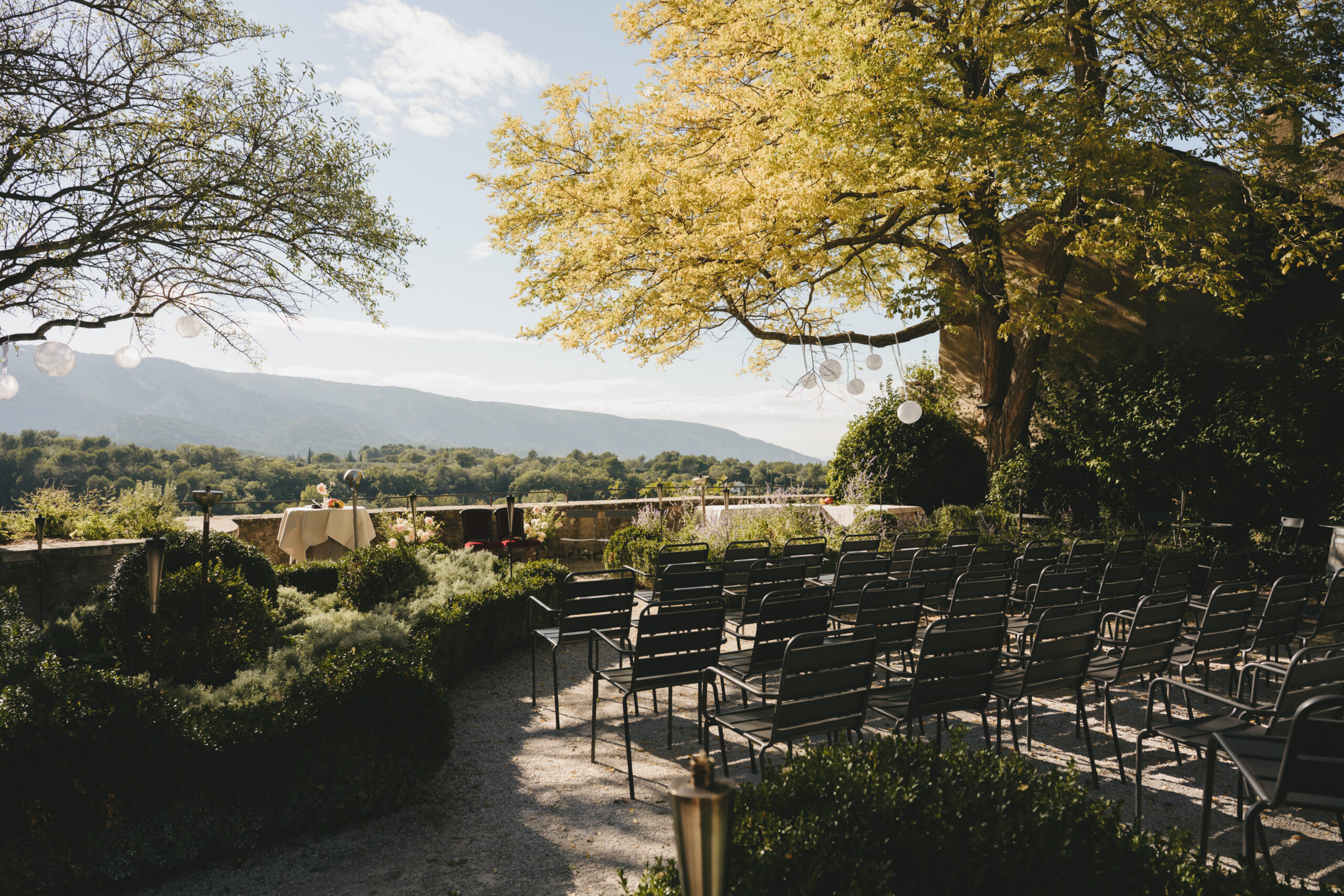 Trouwen in Zuid-Frankrijk tijdens een tijdloze bruiloft in Ménerbes, Provence